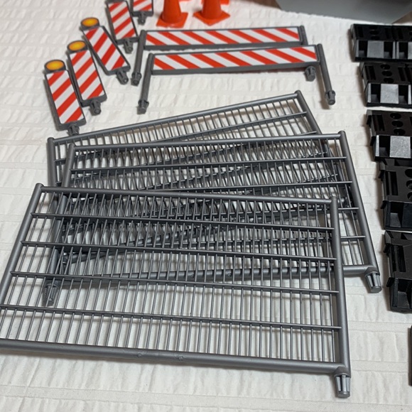 Bruder 62007 - Construction Site Signs, Fencing, Etc - Playmobil Dumpster - Picture 5 of 6